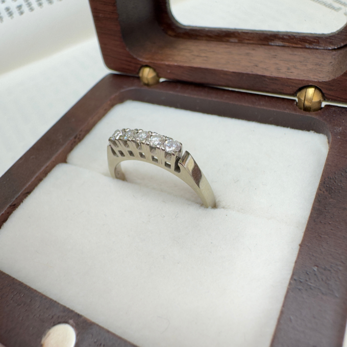 Sortija o anillo en oro blanco tipo cinquillo con cinco diamantes talla brillante